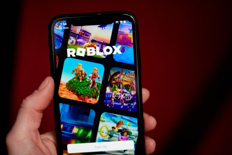 Roblox enables parents to block experiences and friends
